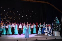 Святкова вистава «Новорічні пригоди Алладіна» за участю творчих колективів будинку культури