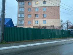 НОВИЙ ПАРКАН БІЛЯ БУДИНКУ ПО ВУЛИЦІ ПАРТИЗАНСЬКІЙ, 6