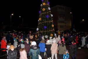 ЗАСВІЧЕННЯ ГОЛОВНОЇ ЯЛИНКИ КОЗИНА