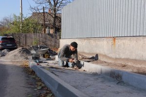 Триває реалізація програми з утримання та реконструкції доріг і тротуарів Козина